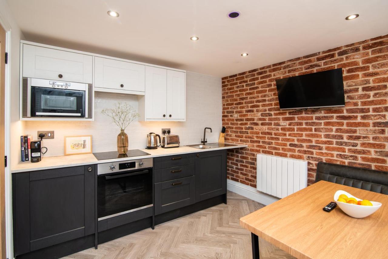 Modern Finish To A Historic Brewers House, Derby Vila Exterior foto