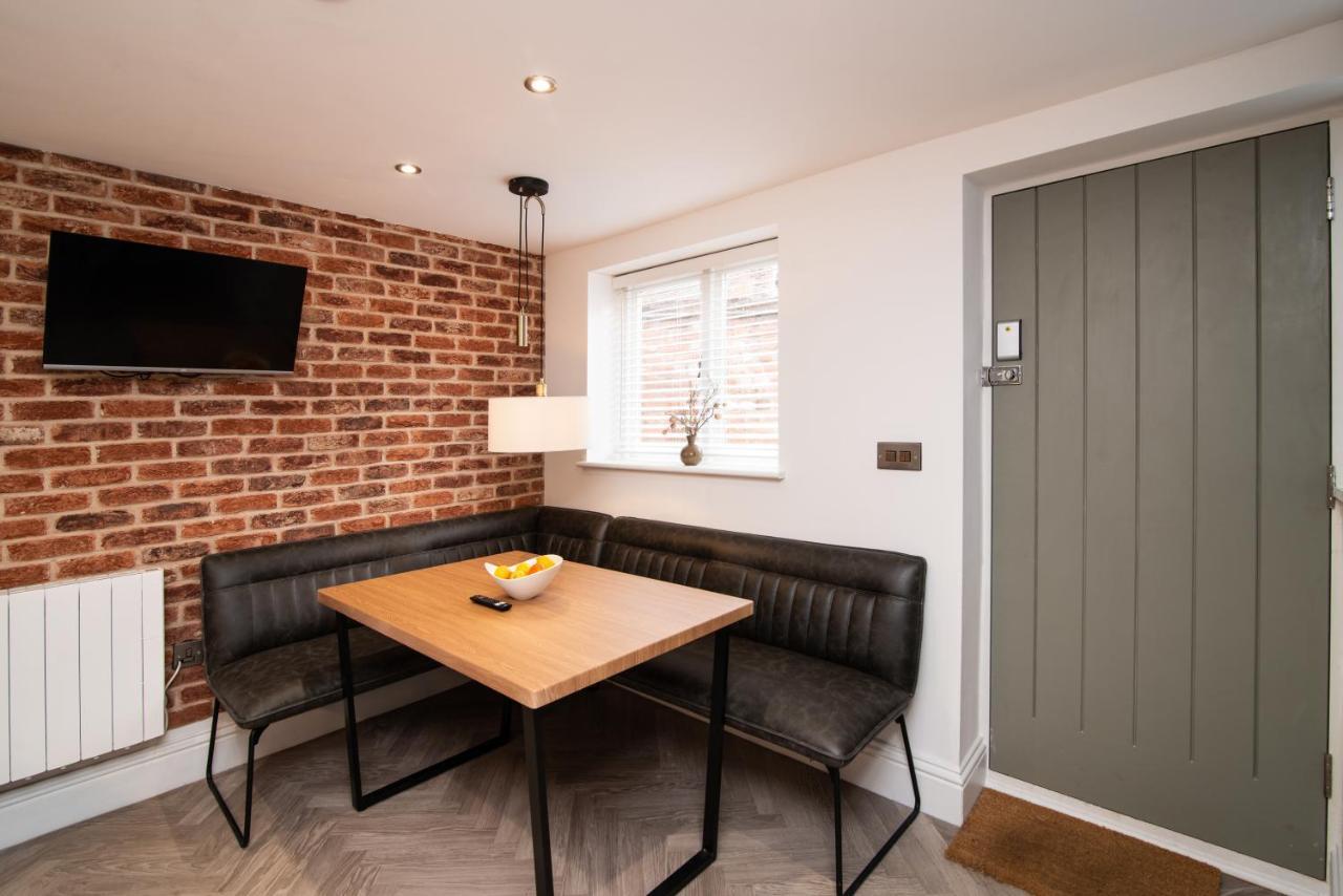 Modern Finish To A Historic Brewers House, Derby Vila Exterior foto
